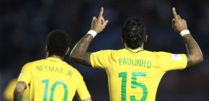 paulinho-e-neymar-comemoram-gol-do-brasil-sobre-o-uruguai-1490317621127_615x300