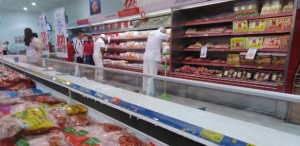 22mar2017---em-supermercado-de-curitiba-pr-as-prateleiras-do-setor-de-carne-continuam-cheias-inclusive-com-produtos-de-empresas-investigadas-na-operacao-carne-fraca-1490212203242_615x300